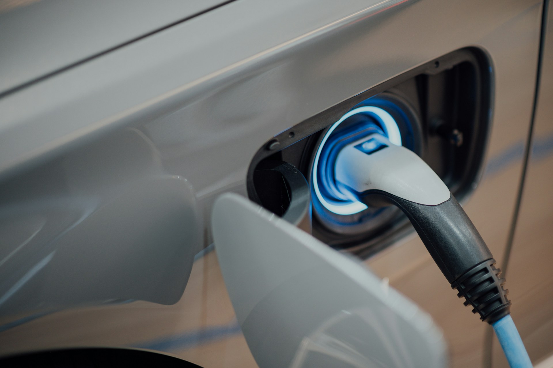Elektrische auto laadt thuis